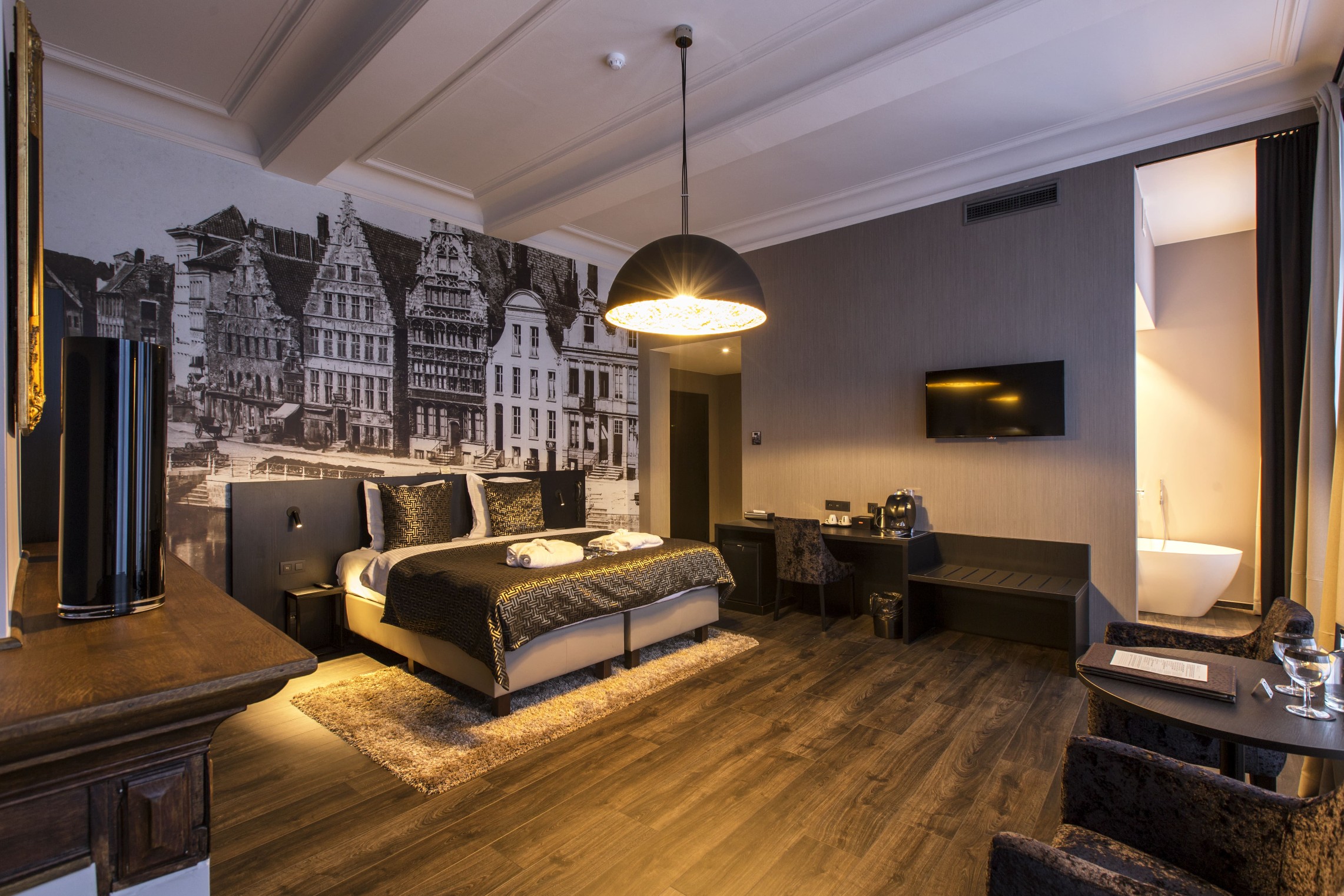 Kamer met stadsgezicht op de muur en gouden accenten